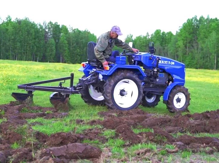 Плуг двухкорпусный на мтз 132н. Плуг 1 л 220. Садовый мини трактор с плугом. Минитрактор кубота вспашка. Мини тракторы с плугом.